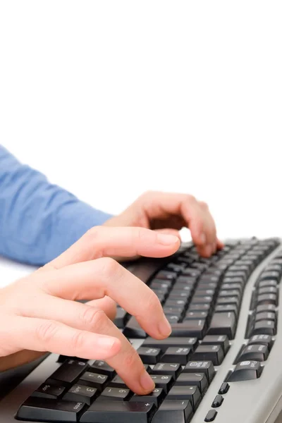 Les mains féminines travaillant sur un ordinateur — Photo
