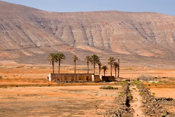 Verlaten huis in de woestijn — Stockfoto