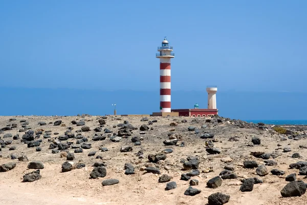 Beyaz kum plaj deniz feneri — Stok fotoğraf