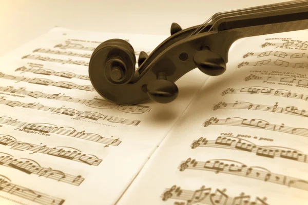 Винтажная скрипка покоится на нотах — стоковое фото