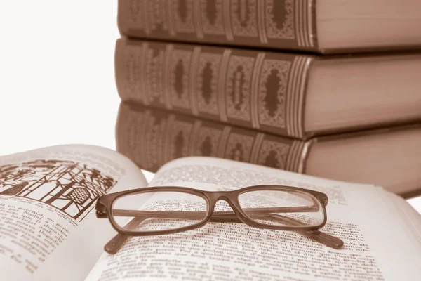 Nyitott könyv és szemüveg — Stock Fotó