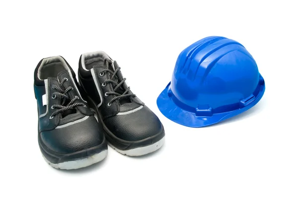 Bezpečnostní obuv a modrá helma pro pracovníky — Stock fotografie