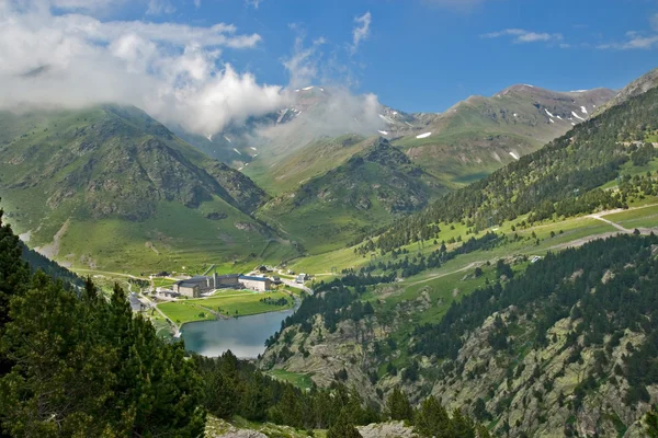 Vall de nuria szentély a Pireneusokban — Stock Fotó