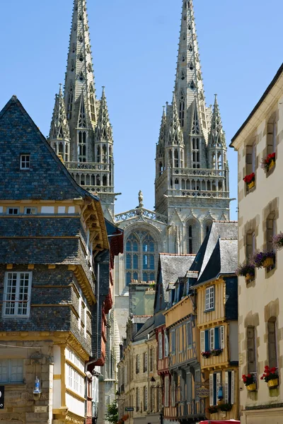 Quimper, Kathedrale und Fachwerkhäuser — Stockfoto