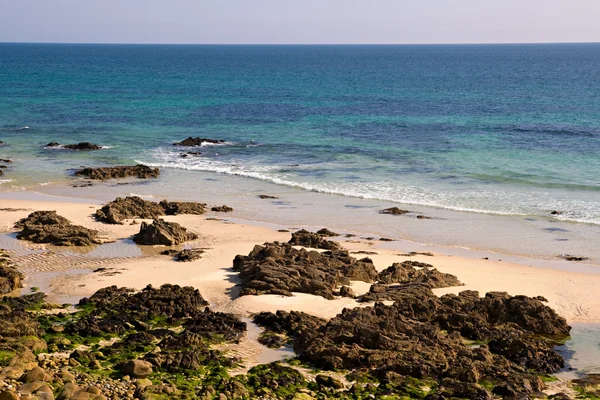 Stranden i Atlanten seglar utmed kusten Bretagne — Stockfoto