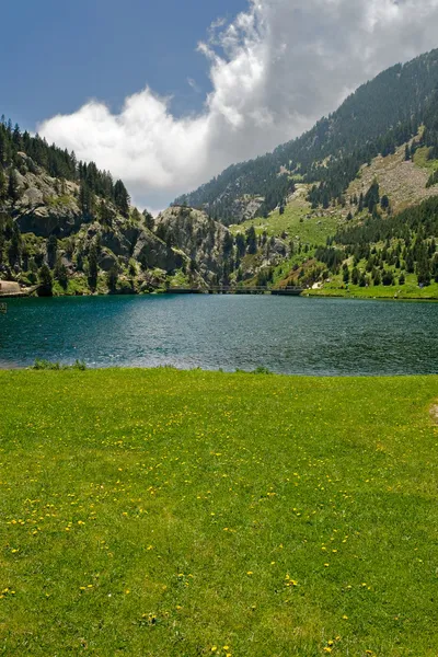 Vall de nuria heiligdom in de Pyreneeën — Stockfoto