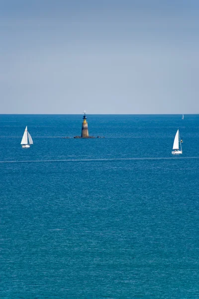 Iki yelkenli ve deniz feneri — Stok fotoğraf