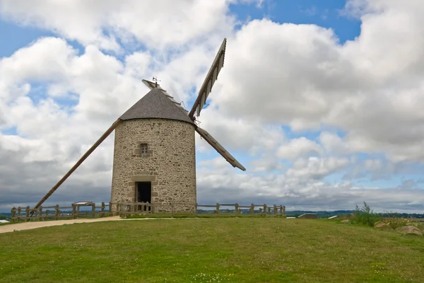 Stary wiatrak w brittany, Francja — Zdjęcie stockowe