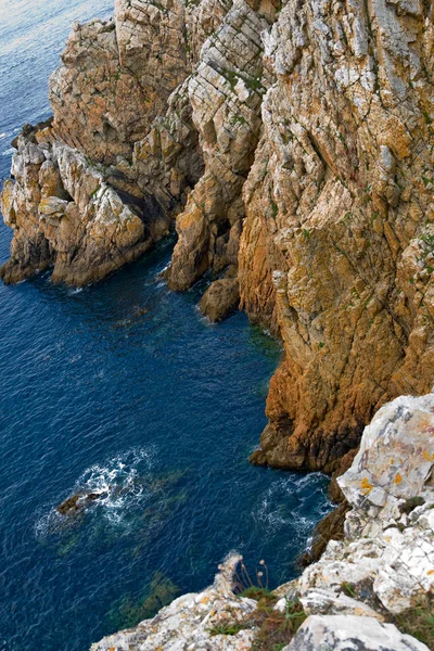 Табличне подання скелі на узбережжі Бретані — стокове фото