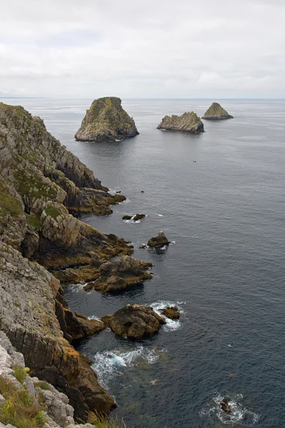 Kayalıklardan pointe du penhir — Stok fotoğraf