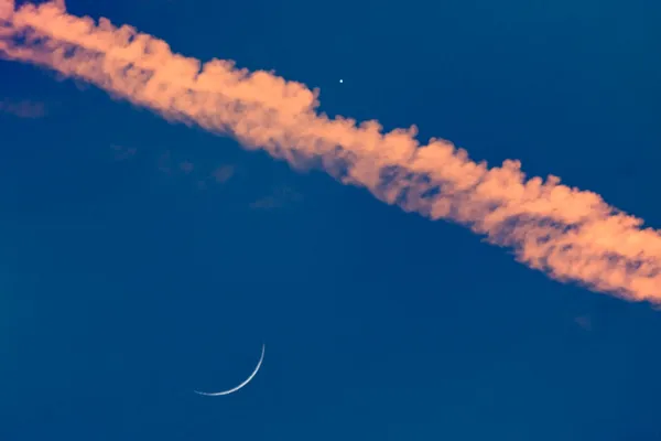 Тонкий полумесяц Луны и соединение Венеры — стоковое фото