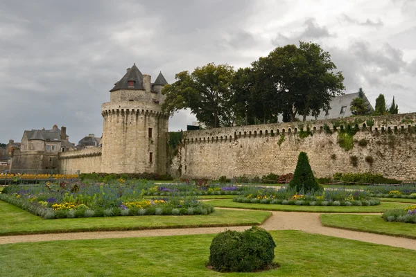 墙壁和花园在瓦讷，布列塔尼 — 图库照片