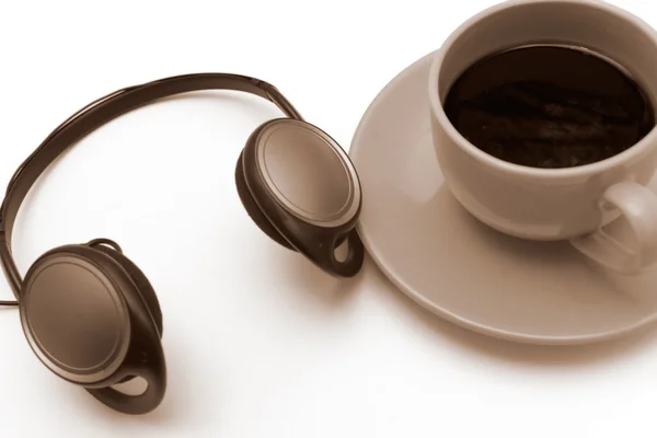 Ізольована чашка кави з навушниками — стокове фото