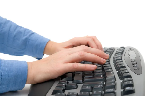 Kvinnliga händer arbetar på en dator — Stockfoto
