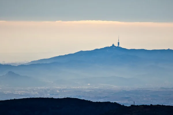 ティビダボ、バルセロナでタワーを育成します。 — ストック写真