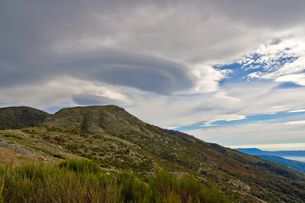 Nuvens lenticulares sobre as montanhas — Fotografia de Stock