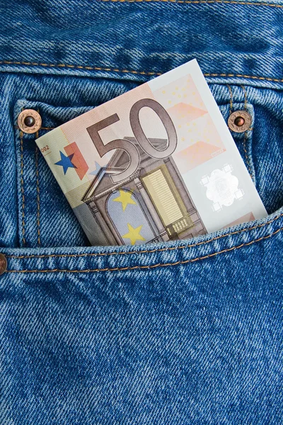 Billet de 50 euros dans une poche en jean bleu — Photo