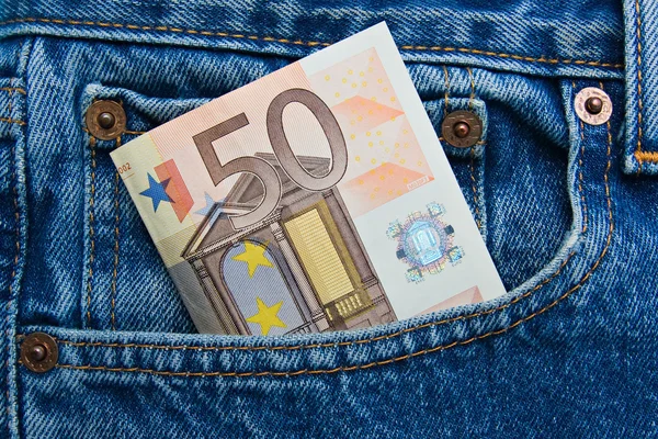 Nota de 50 euros em um bolso de calça azul — Fotografia de Stock