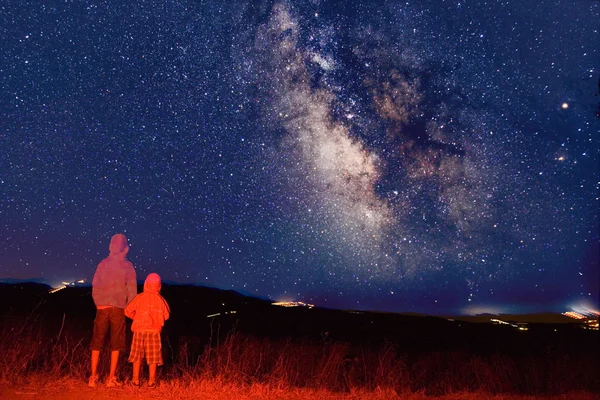 Young observers looking at the milky way — Stock Photo, Image