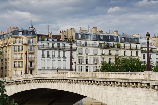 Parijs brug over de rivier de seine — Stockfoto