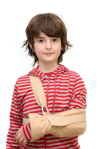 Chlapec s prak na zlomenou ruku — Stock fotografie