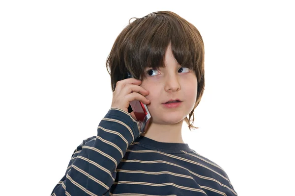 Bir cep telefonu üzerinde konuşurken oğlan — Stok fotoğraf