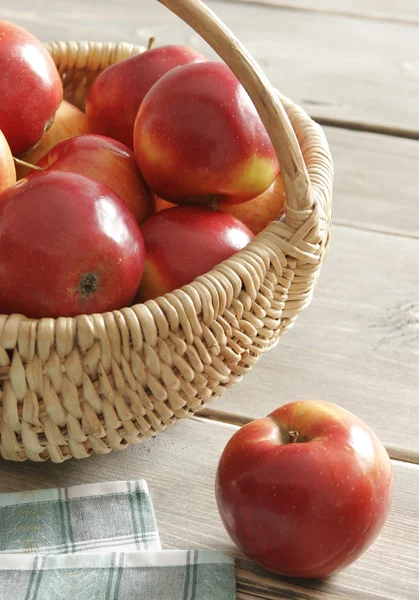 Velká červená jablka — Stock fotografie