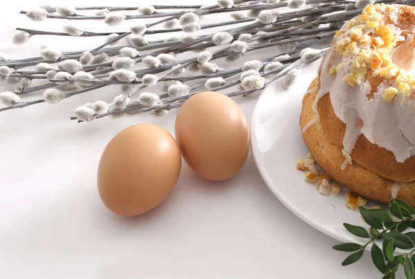 Ciasto wielkanocne, jaja i catkins — Zdjęcie stockowe