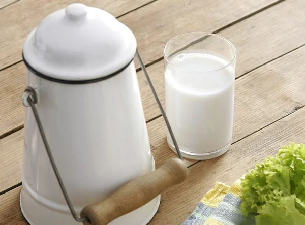 Склянка свіжого молока — стокове фото