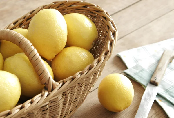 Лимон на лице — стоковое фото