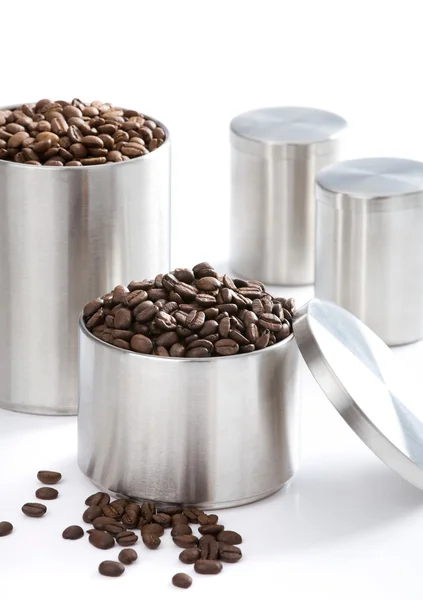 Кофе и зерно на белом фоне — стоковое фото
