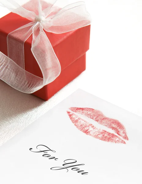 San Valentín lápiz labial beso y poco g rojo —  Fotos de Stock