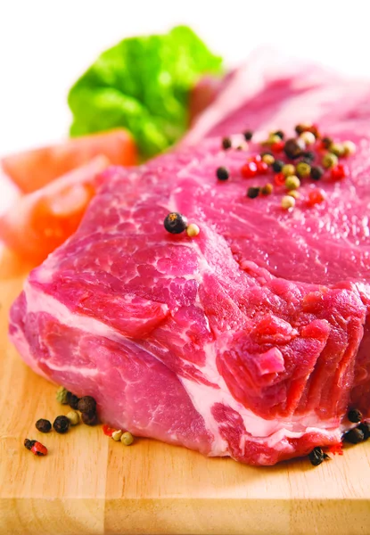 Nyers friss hús, saláta és paradicsom — Stock Fotó