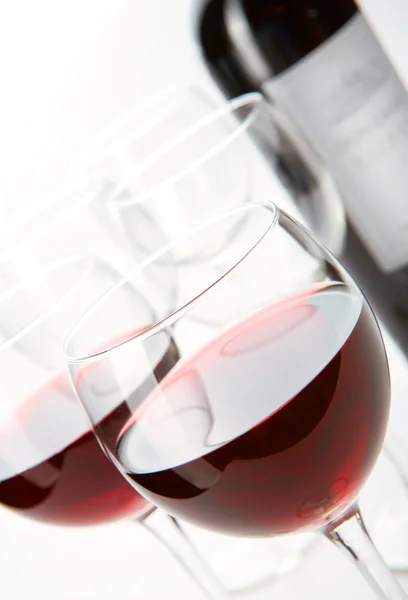 Окуляри червоного вина та пляшка вина i — стокове фото