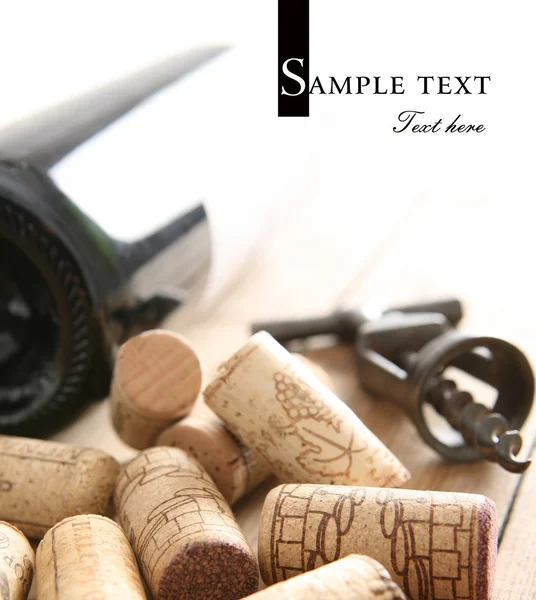 Garrafa de vinho tinto e saca-rolhas velho — Fotografia de Stock