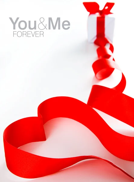 Kırmızı kalp ve beyaz hediye kutusu — Stok fotoğraf