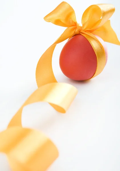 Червоне пасхальне яйце - привітання — стокове фото