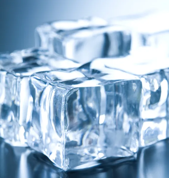 Кубики льоду в синьому навколишньому світлі — стокове фото