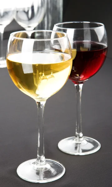 Szklanki czerwonego i białego wina — Zdjęcie stockowe