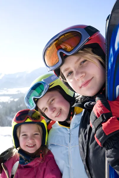 Lachende meisjes met ski — Stockfoto