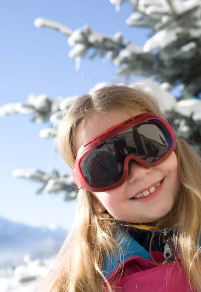 Menina feliz com óculos de esqui — Fotografia de Stock