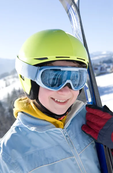 Gelukkig meisje met ski — Stockfoto