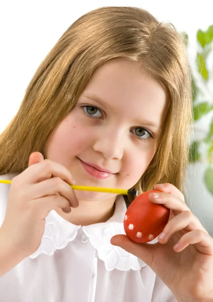 Dziewczyna malowanie jajek wielkanocnych — Zdjęcie stockowe