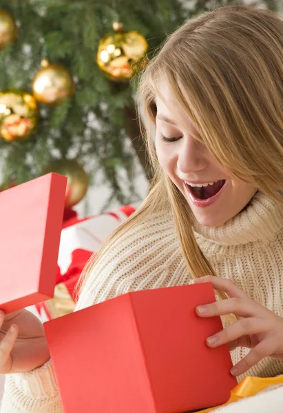 Young girl opening her christmas pre — Stock Photo, Image