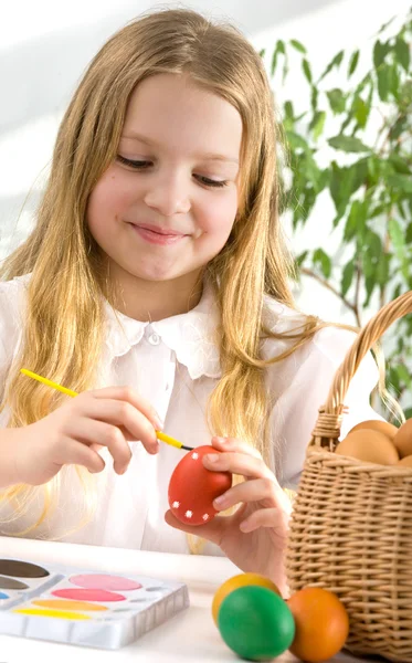 Menina pintando ovo de Páscoa — Fotografia de Stock