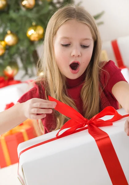 Teenage girl opening her christmas pre — Stock Photo, Image