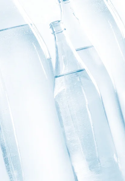 Синие прозрачные бутылки — стоковое фото