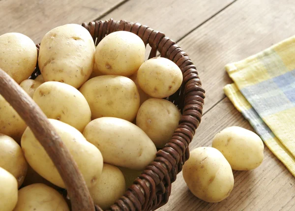 Frisch geerntete Kartoffeln im Korb — Stockfoto