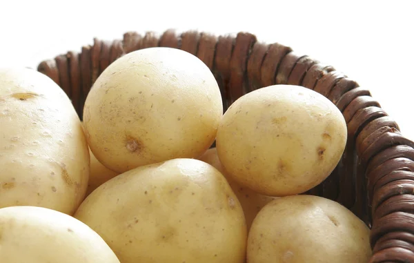 Frische Kartoffeln im Korb — Stockfoto