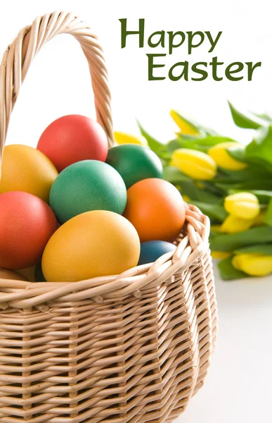 Huevos de Pascua en la cesta — Foto de Stock